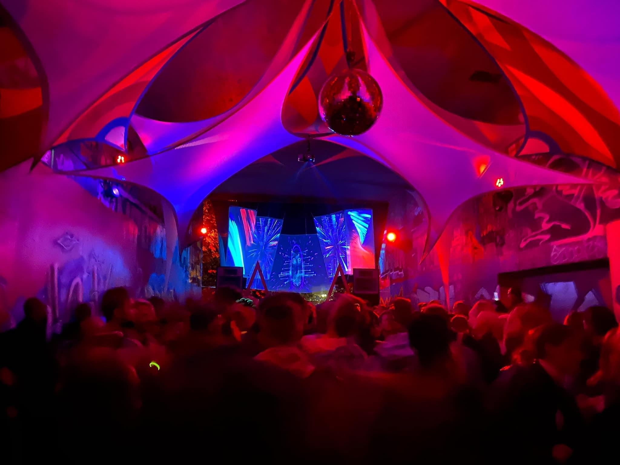 Outdoor dance floor decorated by Cirkus Paralello
