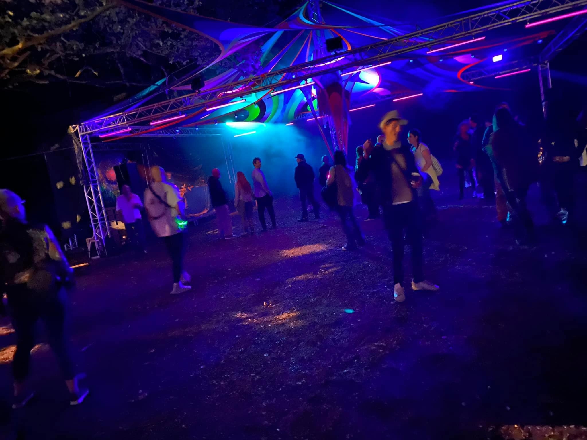Ravers among forest decorations at a 2024 Cirkus Paralello open air